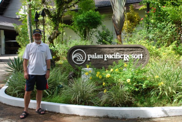 A Palau Pacific Resort bejáratánal